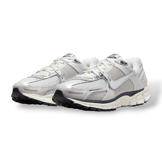 NIKE VOMERO 5 'Vast Grey Metallic'